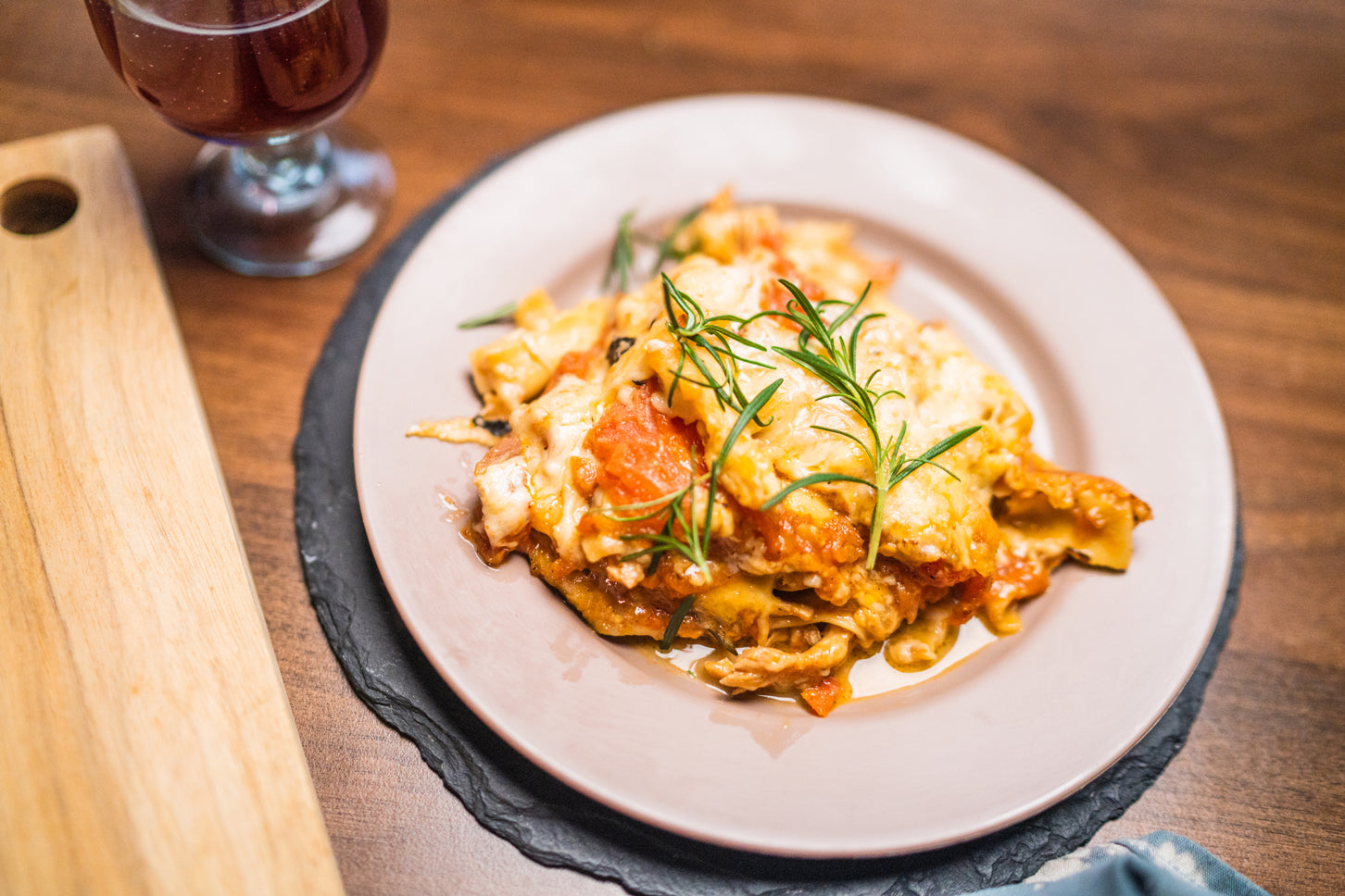 Lasagna de queso, salsa roja y pollo