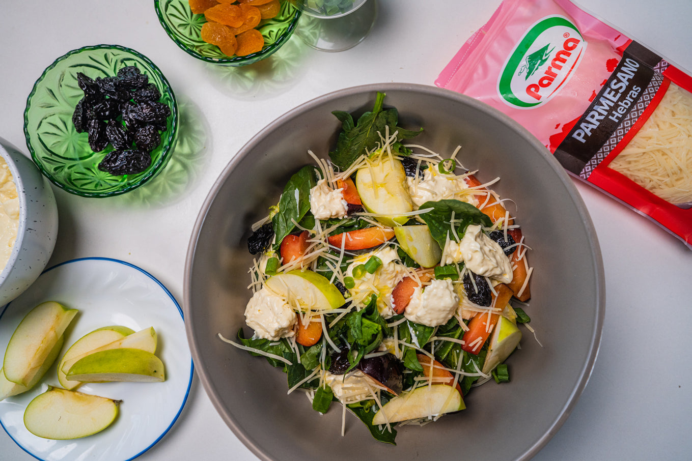 Ensalada con DIP de cebollin de espinaca, manzana verde y moras con Parmesano Parma®
