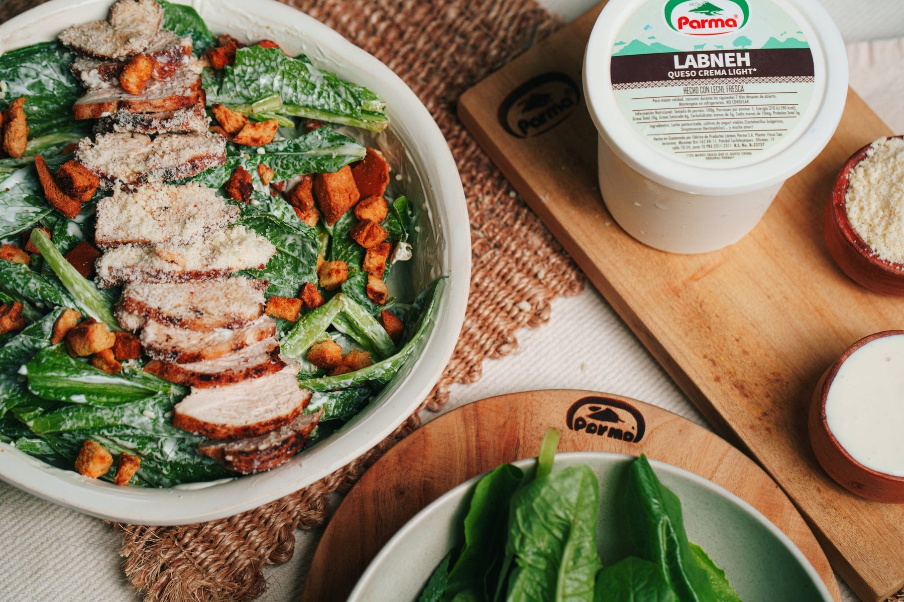 Ensalada Cesar, fresca, cremosa y llena de proteína.