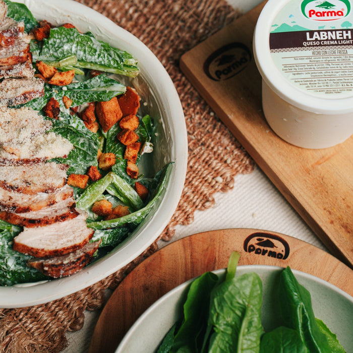 Ensalada Cesar, fresca, cremosa y llena de proteína.